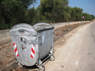 VIDEO. Via Duchessa d'Andria, game over: rimossi 100 metri cubi di rifiuti. Ma l'emergenza ambientale, a Trani, s'è già spostata altrove