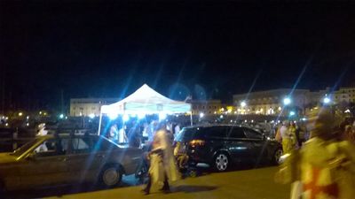 Porto di Trani, tra caos ed abusivismo: la bancarella dei cd s'inchina ai reali e spegne la musica al passaggio del corteo