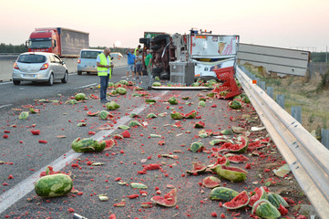 Incidente sull'autostrada all'altezza tra Trani ed Andria: si ribalta un autoarticolato. Due i feriti