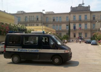 Allarme bomba al Comune di Trani: dipendenti tutti fuori del palazzo di città, ma non c'era nulla