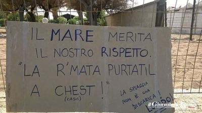 Il mare merita rispetto, l'immondizia portatela a casa! Il messaggio in zona Spiaggia Verde e i rifiuti abbandonati