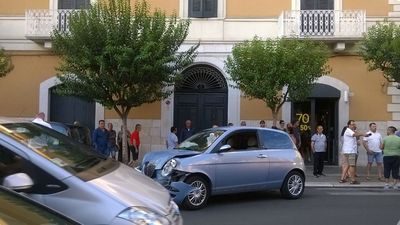 Auto perde il controllo e carambola su due vetture parcheggiate lungo il corso di Trani: ferite e traumi per il conducente