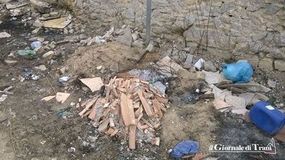 Foto. Trani, in via Duchessa d'Andria si ritorna in una discarica a cielo aperto
