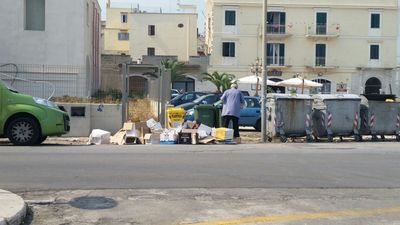 Ed in piazza Re Manfredi si attraversa la strada fra i rifiuti: ennesima cartolina rovinata
