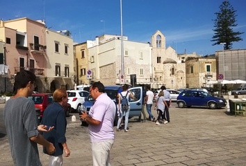 Mosso, molto mosso, praticamente agitato: rubato zainetto ad Osvaldo Bevilacqua ed accorciate le riprese a Trani di «Sereno variabile». Scuse del sindaco