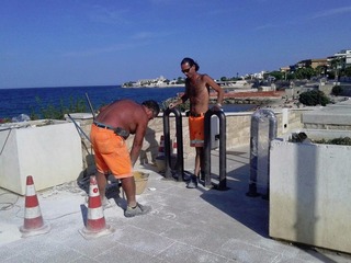 A Marechiaro non basta la vecchia ordinanza del sindaco di Trani per bloccare i motorini: montati paletti stagionali