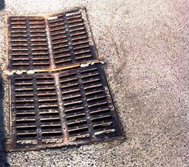 Trani, torna la sicurezza in via Papa Giovanni XXIII: ripristinati tutti i tombini rubati nei mesi scorsi