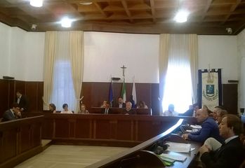 Fiducia al sindaco di Trani: approvati gli indirizzi generali di governo. Il responso del voto ed i contenuti