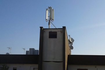 Spunta antenna telefonica in via De Nicola: sarebbe stata installata in presenza di un avviso di diniego. Petizione dei residenti e primi chiarimenti del sindaco di Trani