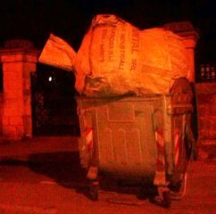 Trani, quando il «sacchetto» è più grande del cassonetto: qualcuno sarà in grado di risalire ai responsabili?