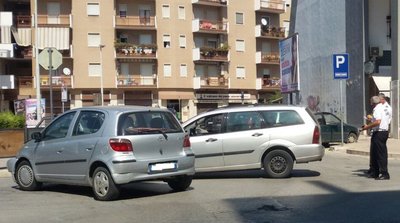 Trani, incidente senza conseguenze in piazza Albanese. Ma da quanto tempo non si sfoltiscono le siepi lungo lo spartitraffico di quella strada?