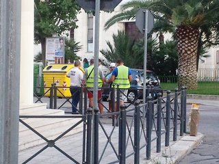 FOTO. Bloccano il traffico nel centro di Trani per rifilare merce agli automobilisti. la Polizia locale ferma tutto