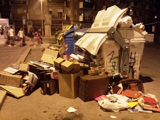 Trani, fanno le pulizie di mezza casa e abbandonano tutto per strada: scempio notturno in piazza Albanese