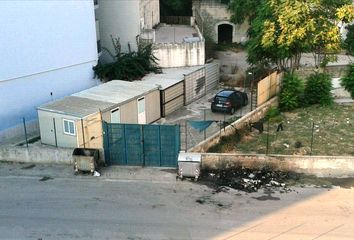 Trani, ancora cassonetti a fuoco in via Vecchi. In quello stesso luogo, nel recente passato, il rogo dell'auto di un commerciante