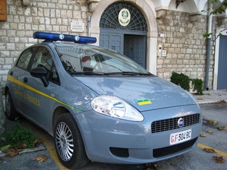 Le Fiamme gialle di Trani trovano a Corato droga tagliata con sostanze pericolose: cinque arresti e sequestri per un milione