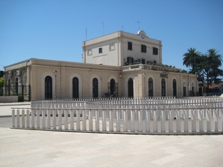 Maltempo e scariche elettriche sulla rete ferroviaria, guasto a Barletta e disagi per sedici treni: due fermi per più di un'ora a Trani