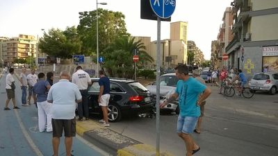 Trani, violento impatto sul lungomare Chiarelli: due feriti e danni ingenti