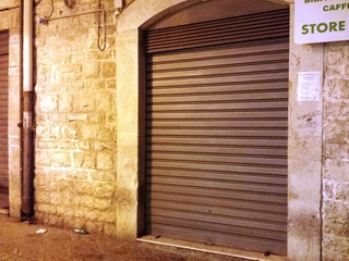 Scassinato e saccheggiato un distributore automatico in piazza Teatro: fermata una persona