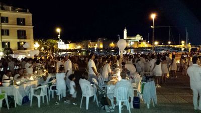Cena in bianco a Trani, un successo oltre le previsioni. E per terra, a fine serata, solo petali di fiori