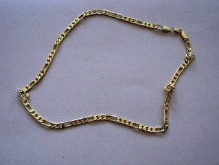 Furto con strappo nei pressi di Santa Chiara: vittima, un noto personaggio di Trani dello spettacolo