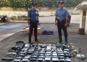 Un minore denunciato dopo il ritrovamento dell'auto rubata a Trani. Scoperto anche un magazzino di parti elettroniche e meccaniche: due arresti