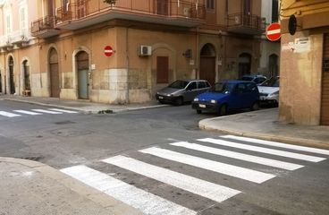 Lavori nella notte davanti alle scuole di Trani: pronte le strisce per rafforzare la sicurezza dei pedoni