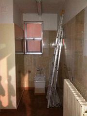 Palazzetto di Trani senza luce al piano superiore: ci si fa la doccia al buio. E mancano i soldi anche per comprare i detergenti per pulire il parquet