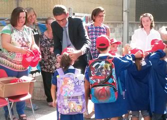 De Amicis, i piccoli delle prime da oggi con il grembiule azzurro. Il saluto del sindaco di Trani
