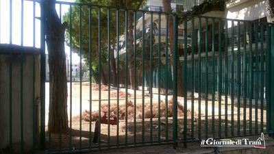 Trani, alla scuola Baldassarre si corre ai ripari dopo il furto: in corso lavori di bonifica dell'area esterna