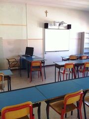 Non c'è più tempo, il Comune di Trani rinuncia allo sponsor: l'aula insonorizzata alla Petronelli la realizzerà la ditta dei lavori edili nelle scuole