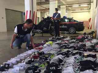 «Gran bazar mercato di Trani», nuovo blitz dei carabinieri sulla merce contraffatta: un arresto