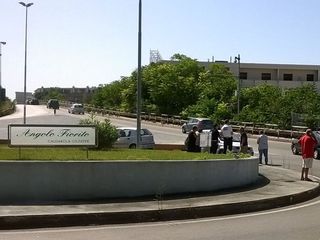 AGGIORNATO. Trani, impatto tra due auto sulla rotatoria di via Istria: nessun ferito, ma disagi per il traffico