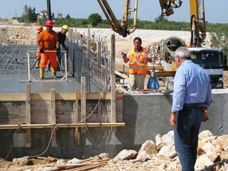 Trani-Andria, «la scadenza sarà rispettata». Ma si allarga solo mezza strada. Maggio: «Superata la fase critica, ostracismo di Telecom»