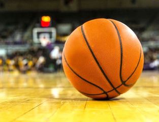 Juve Trani con il cartello dei lavori in corso. Ma oggi è già campionato: arriva Ostuni