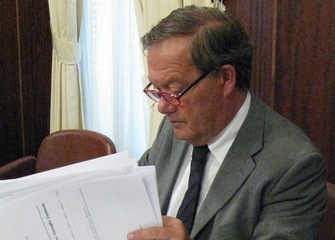 Ex segretario torna a Trani per firmare le carte «dimenticate»: il Comune lo rimborsa fino all'ultimo centesimo. Bottaro: «Scorie del passato»