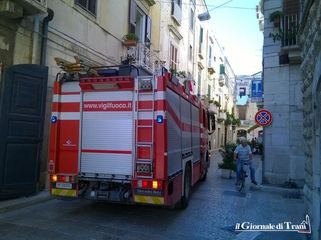 Trani, incendio in un appartamento in via Accetta: lievemente intossicata una donna