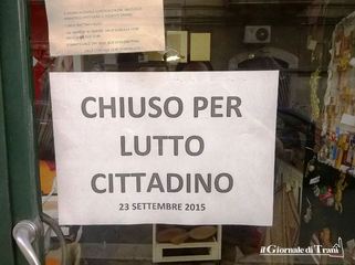 Lutto cittadino, Trani ha risposto così. Bandiere, qualche dubbio