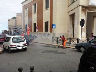 A Trani si colmano le buche, ma non si bada all'orario: caos all'uscita da scuola