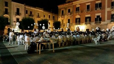 AGGIORNATO. Trani, i tavoli al posto delle tavole: la cena bianca di Mg radio riscalda piazza Longobardi. Un minuto di raccoglimento per Biagio Zanni