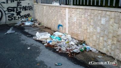 Vicinale Santo Spirito, aziende su tutte le furie: «I rifiuti qui fuori sono incompatibili con l'aumento della Tari»