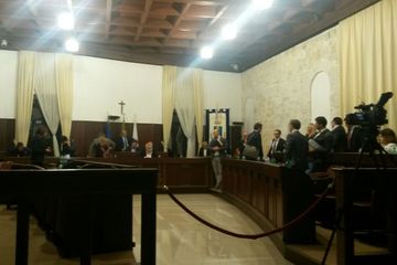 Ore 0.37: Trani ha il bilancio approvato. Fuoco incrociato sull'Amiu, strenua difesa dell'assessore