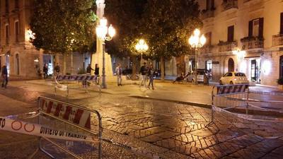 Slalom fra le transenne nel salotto di Trani: piazza Libertà ridotta ad un campo di battaglia