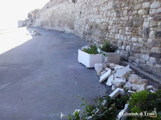 Molo Sant'Antonio, la denuncia di un cittadino: «L'ennesima deturpazione del territorio di Trani»