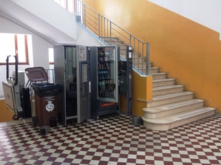 Trani, l'inquietante coincidenza del furto al De Amicis: oggi sarebbero iniziati i lavori per l'installazione dell'impianto d'allarme