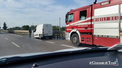 Incendio di un furgone sulla 16 bis, a pochi chilometri da Trani. Nessun ferito.