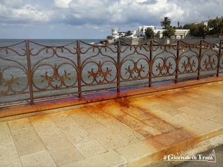 Trani, la ringhiera verso il monastero senza manutenzione da almeno otto anni: la rabbia di una guida turistica