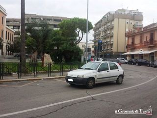 Davanti alle scuole di Trani, nonni vigili ma niente vigili: rimossa la transenna, auto resta parcheggiata al centro della strada