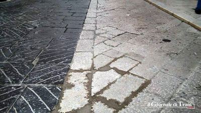 Piazza Libertà, via le transenne: nel salotto di Trani, stabilizzate le basole, si circola nuovamente. Lavoro offerto gratis