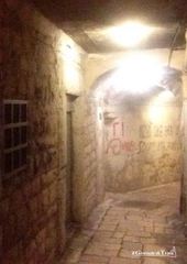 Trani, in vico Carrettieri torna l'illuminazione: anche il buio aveva favorito l'incendio della sede della Re Manfredi