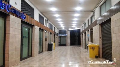 Torna ad illuminarsi la galleria nel centro di Trani. Ma, per il momento, solo una porzione